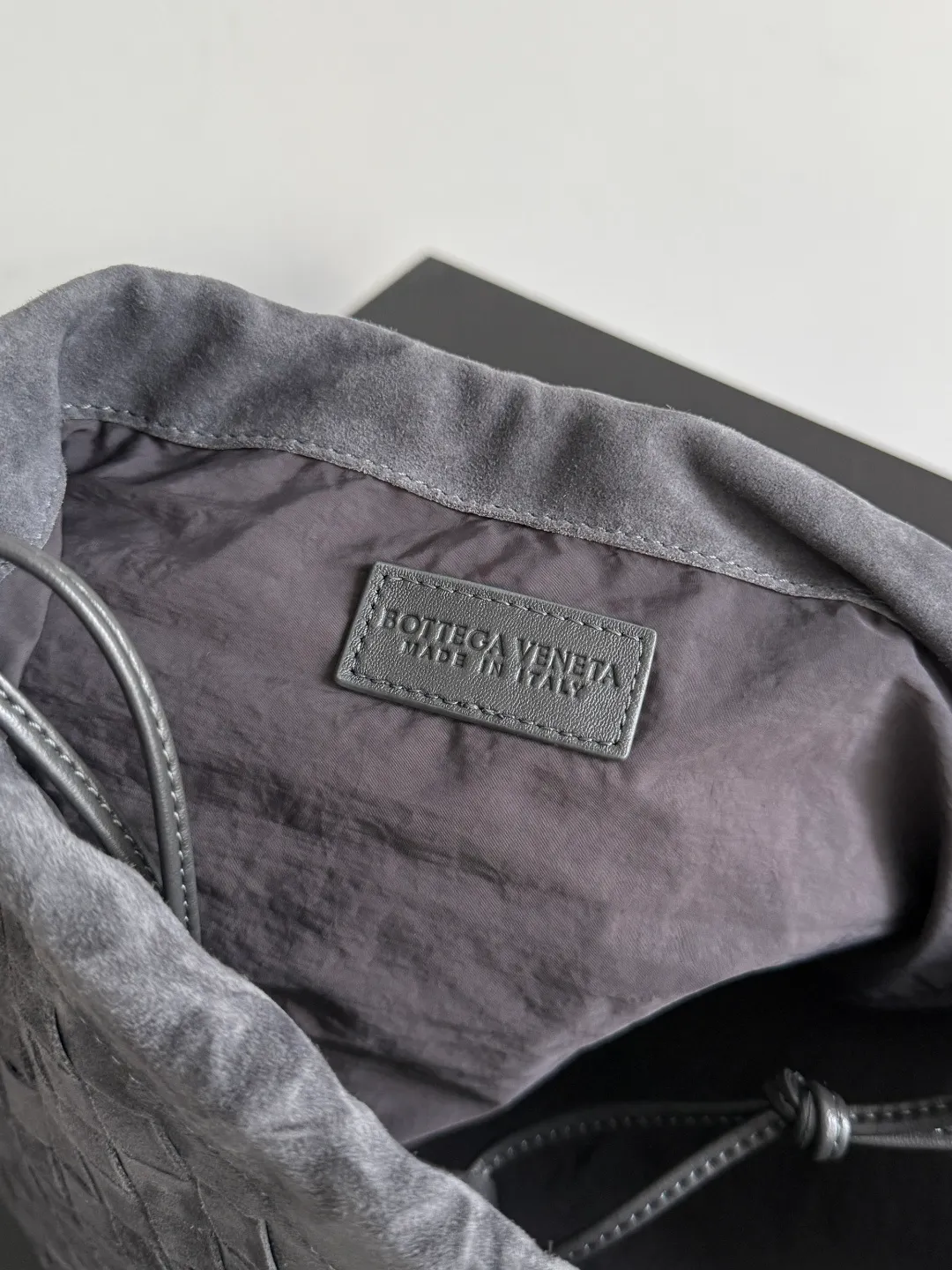 Batch 1560 Armpit bags have become a fashionable item that every girl has in their hands in recent years🛍️. The elegant and simple style has won the love of many people of different ages. However, there is an unavoidable trouble with armpit bags, that is, the capacity is too small, and BOTTEGA VENETA’s new Dustbag Considering people's travel needs, the capacity of the garbage bag has been greatly upgraded. Folding umbrellas, water bottles, and girls' makeup powder and lipstick can all be accommodated😎😎. Not only that, considering the increasing number of travel supplies, the inside of the bag is made of technical nylon material, which is very light It is resistant to dirt and can reduce the burden to a certain extent even if you have a lot of things when traveling. The shoulder straps are designed with knots and can be changed at will. They can be used in the hand or as the liner of a large bag. After the drawstring is drawn, it looks like a cloud bag. It is very suitable for concave styling when traveling in autumn and winter🙋🏻‍♀️ Style number: 796728 Size: 32*23*1cm